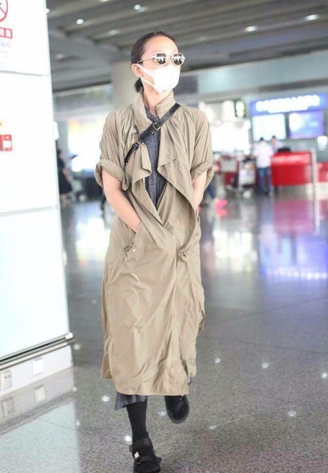 周迅的品味实在不敢恭维，本来就“老”还要穿奶奶裤来拉低档次!