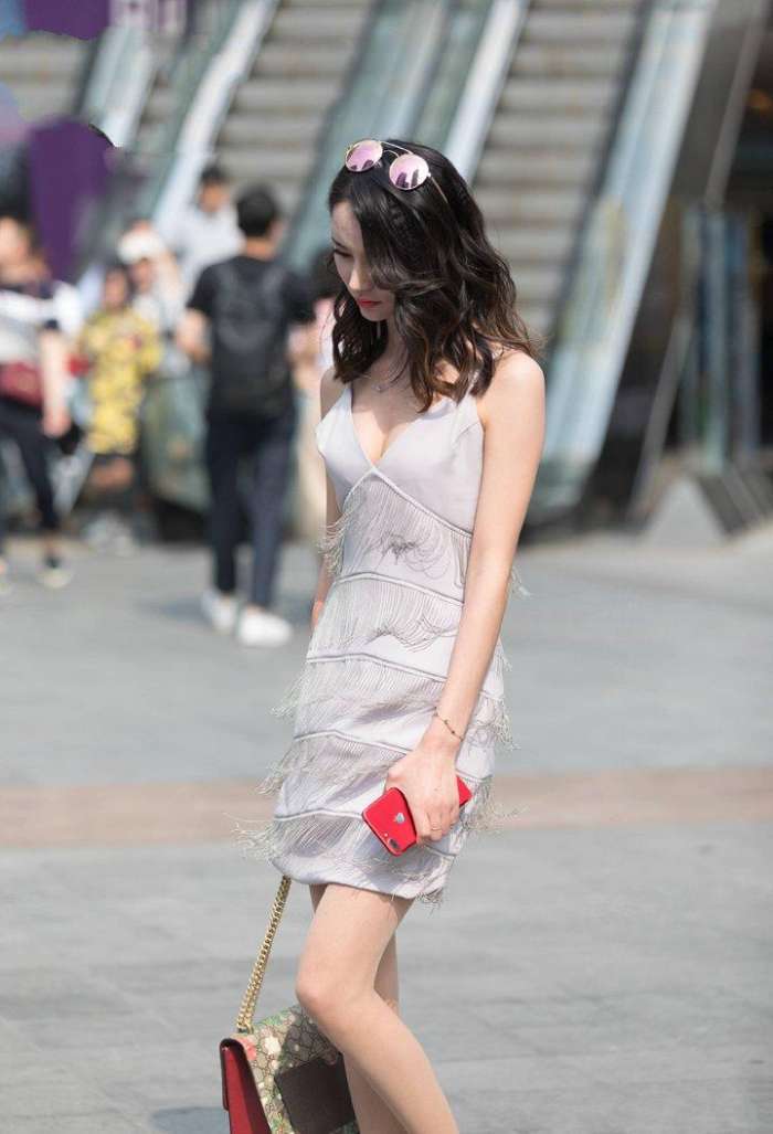 街拍：一件吊带裙, 穿得清爽时尚, 展现都市女性的娇柔动人