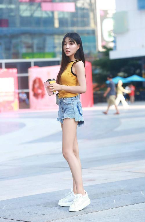 美女搭配一袭黑色网袜，很是性感，良好的展现了小姐姐的身材曲线