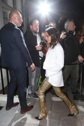 贝嫂携家人现身伦敦时装周，小贝胖了！儿子变摄影师，还是小七美