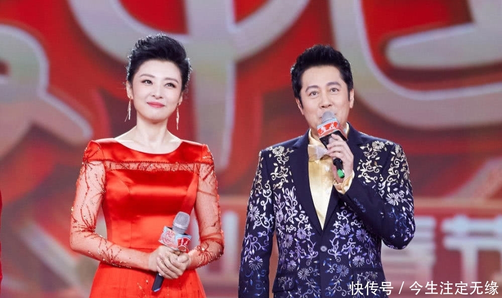 『设计使得』著名主持人周涛真会穿,穿刺绣印花连衣裙高级优雅,显东方女性美