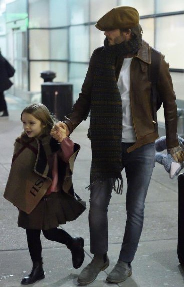 小贝带小七到时装周现场支持妈妈，父女两人平地走出秀场效果