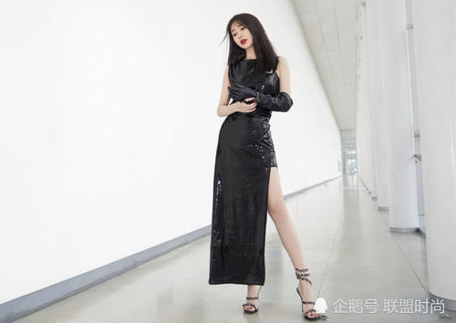 李菲儿胆真大，裙摆故意剪掉一半，下半身就靠一块布遮重点！