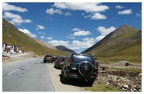 『豪车』川藏线上被遗弃的“豪车”,为啥无人敢回收?当地人:我们又不傻