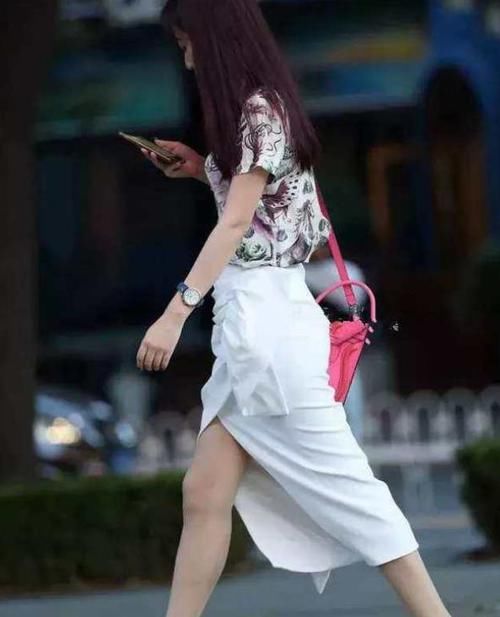  潮范：潮范儿女神来了，街拍：语笑嫣然的小姐姐，一件黑色上衣配紫色休闲裤，青春靓丽美