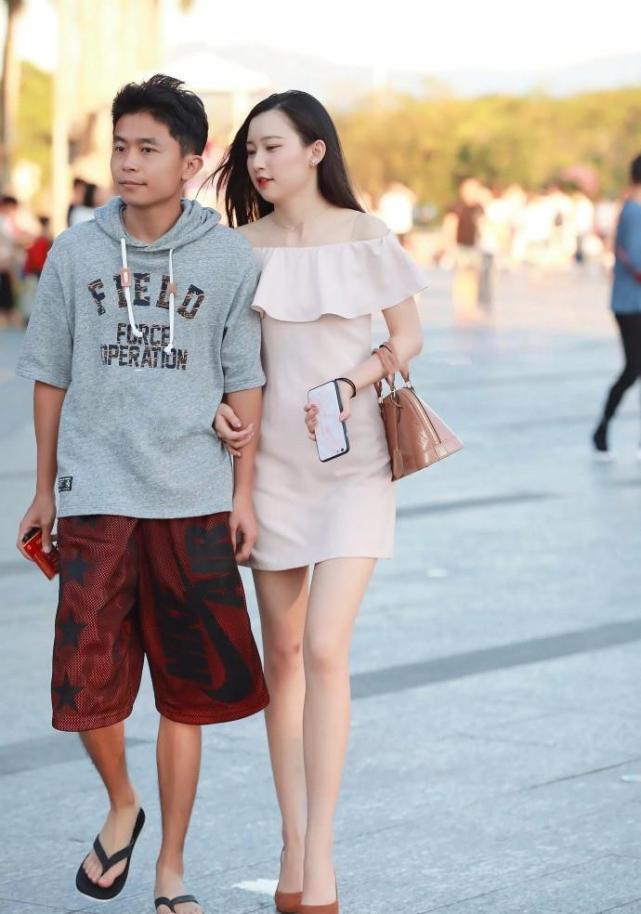 街拍：假如花5万追女生，图3辣妈和图4小美女，谁能追到手？