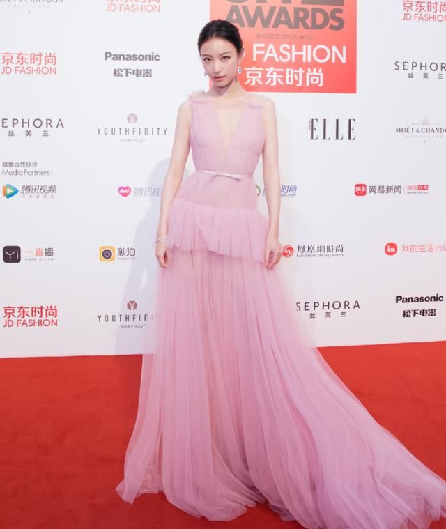 真不愧是倪妮，宽松的五分短裤都能穿出大长腿，增高搭配学起来