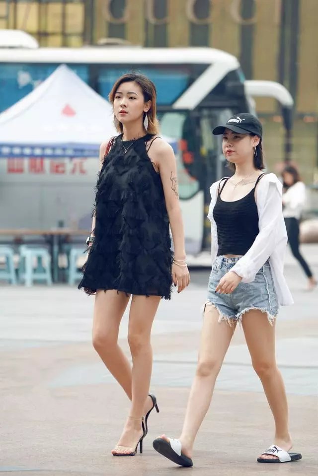 路人街拍，小姐姐这身紧身连衣短裙，真是性感无比