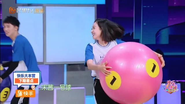 宋茜和鞠婧祎：女神与小学生的差距！