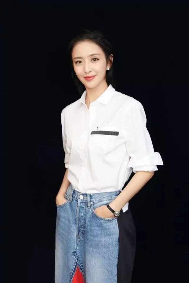 佟丽娅真会玩!穿一条“假”裙抢眼球,网友:这骗谁呢?