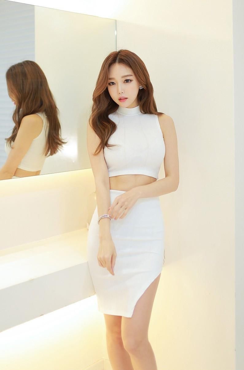 性感美女穿露脐装大秀蛮腰，身材曼妙尽显S型诱惑曲线！