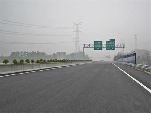  高速@高速都是沥青路，为啥收费站这么特殊？网友：为了图便宜？