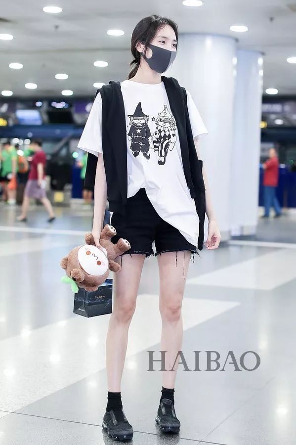 李小璐高调复出靠母女装扮嫩?刘雯一裤两穿太会搭…【海报街拍】