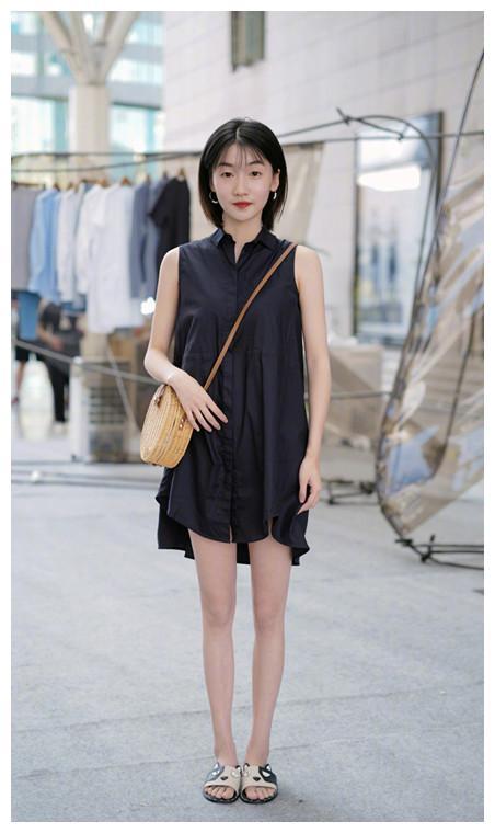 街拍，清纯小姐姐穿着修身凸显好身材，身姿靓丽，令人赏心悦目