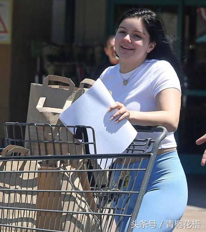 二姐 Ariel Winter 在洛杉矶出街购物，紧身衣惹关注