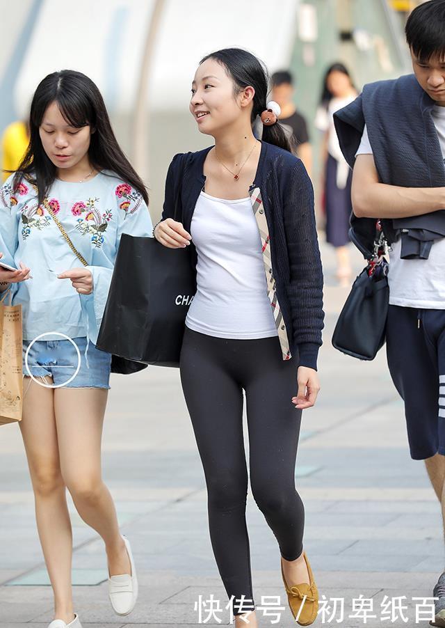  展现|街拍打底裤小姐姐的搭配魅力动人，展现现代女性都市感