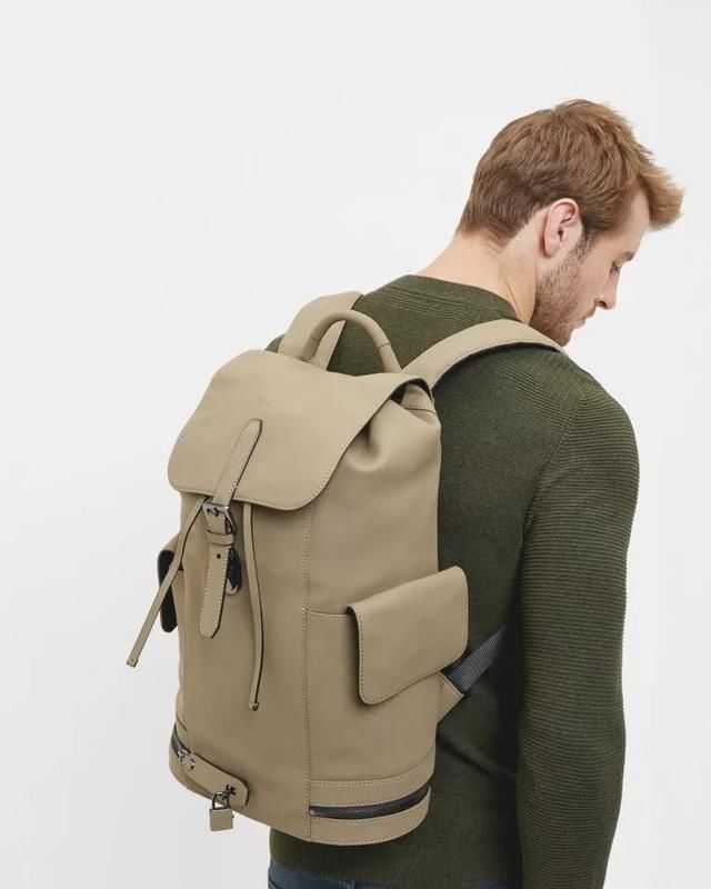 女生别只顾打扮自己!快扔掉男友的小学生书包