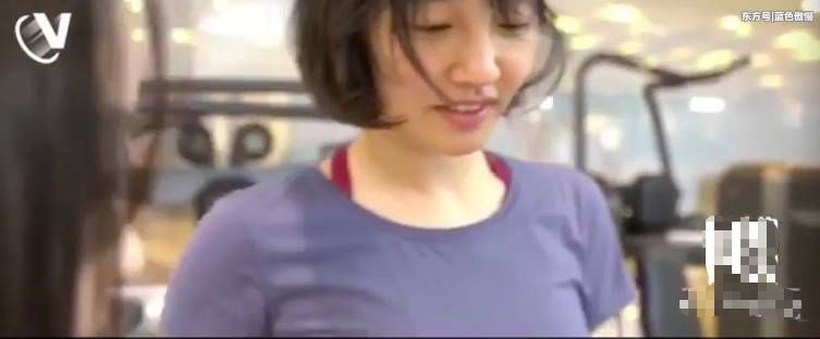 白百何着紧身背心做运动，身材臃肿显邋遢，素颜的她如邻家大妈
