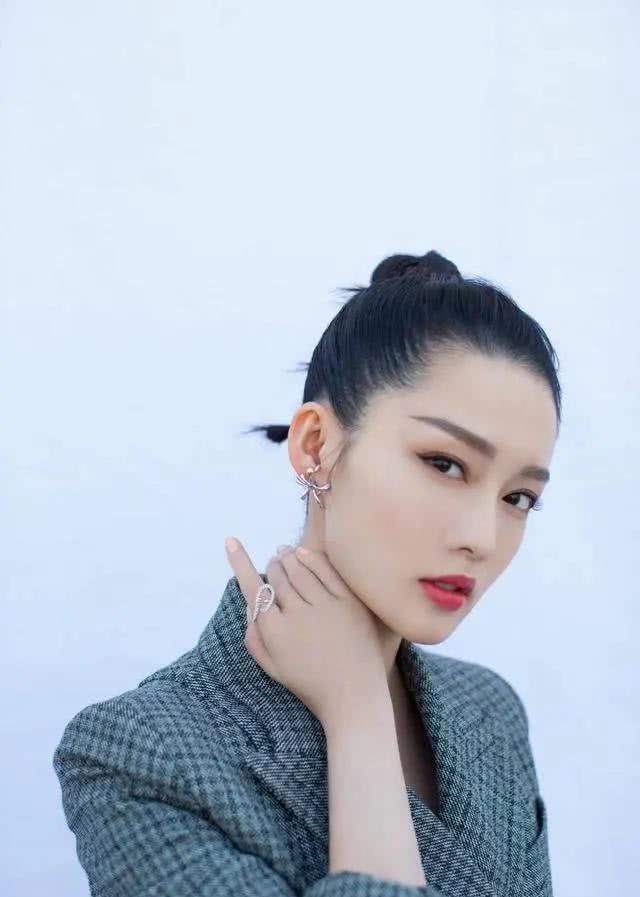  「毛囊」发际线后移的女孩，千万别试着这三种头型，显脸大又老气