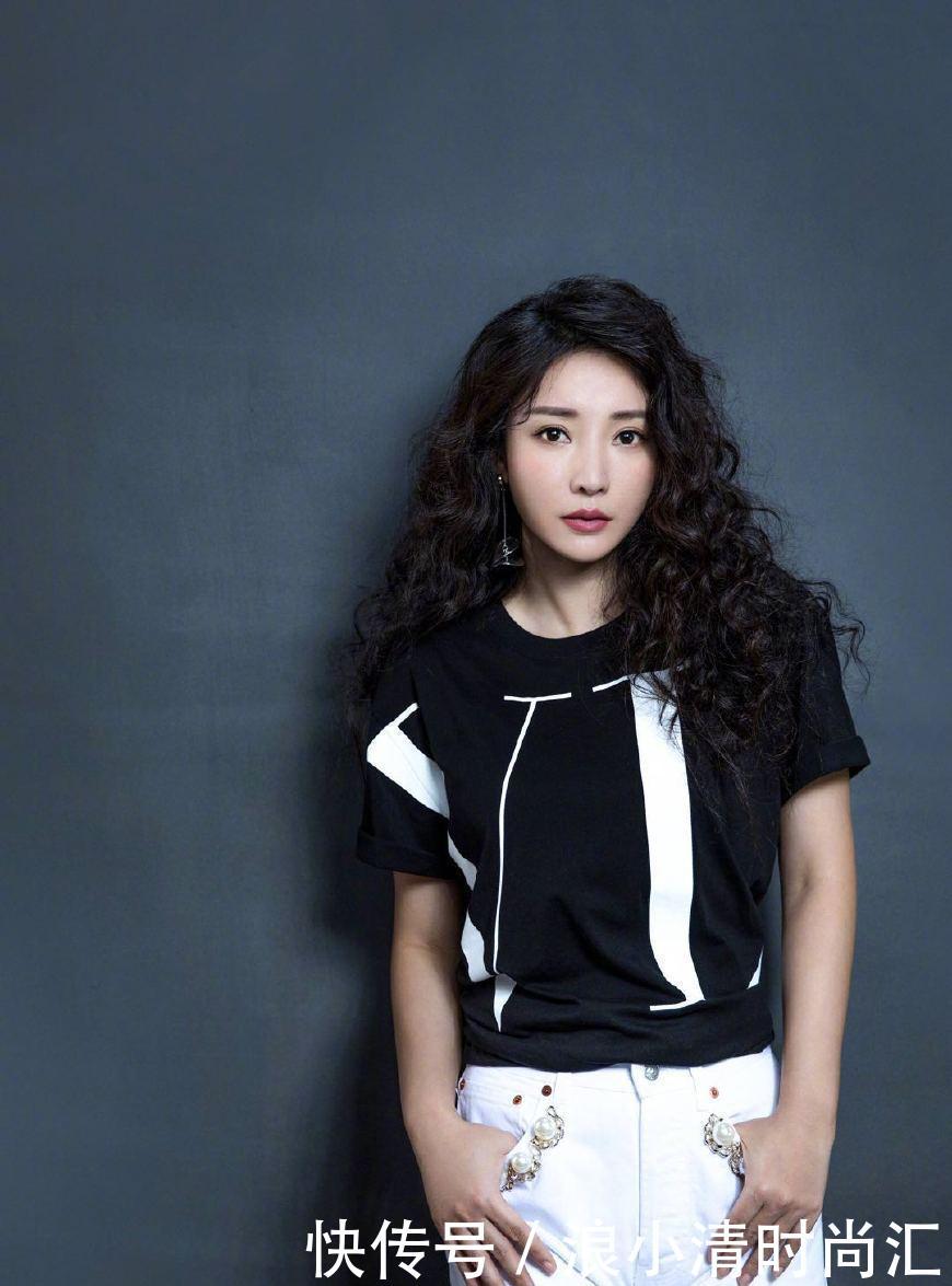 柳岩发自拍称“独自过七夕”，爆炸头配烈焰红唇，够性感！