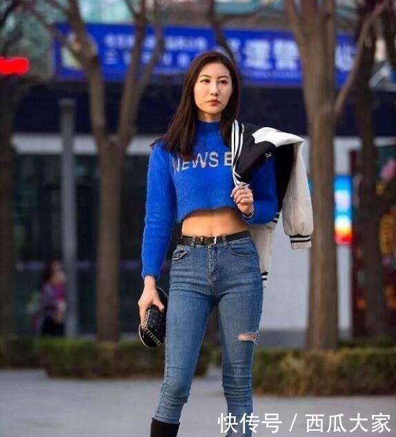  『争奇斗艳』街拍美图，清新脱俗的脚，高跟争奇斗艳谁更美？
