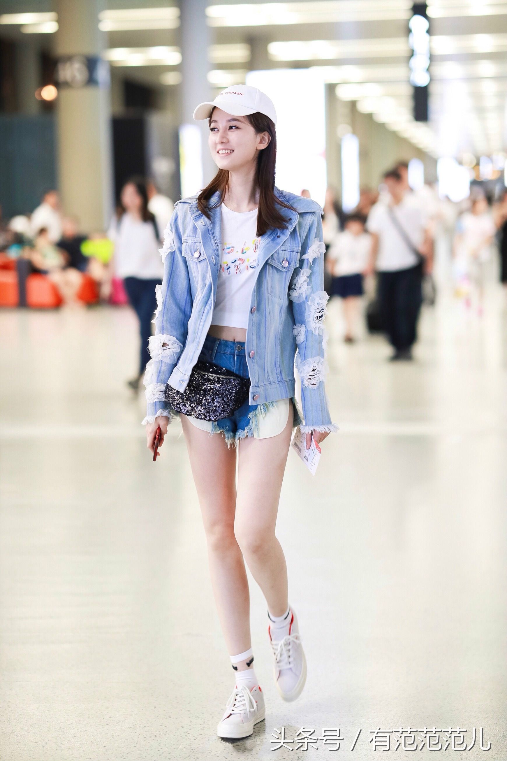 看到乔欣的短裤我沉默了，幸亏还有两块布遮住，网友:我可不敢穿