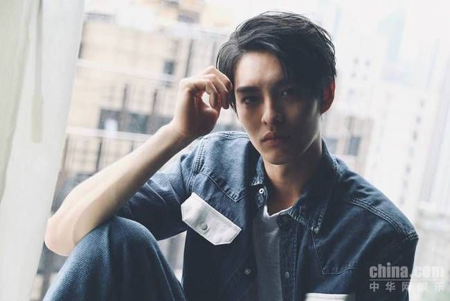 曹佑宁化身牛仔型男 “滤镜系”男友撩力满格