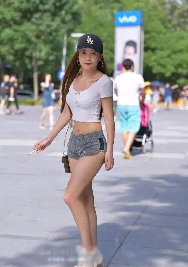 街拍：高颜值穿着个性性感的小姐姐，光鲜亮丽时尚动人！