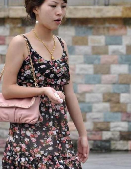 三亚街拍:好身材就是任性,紧身衣的美少妇,好身材一览无余!