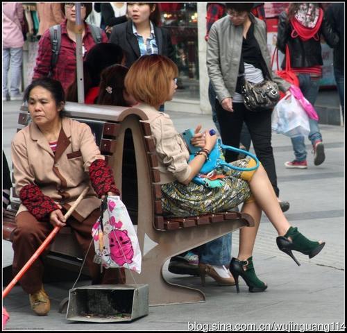 街拍:早春成都春熙路的时尚男女(图)