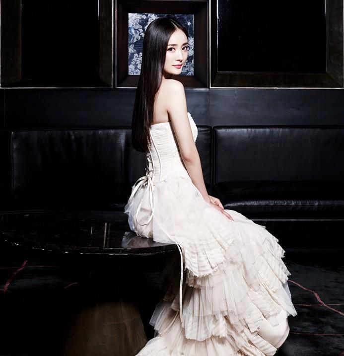 杨幂真大胆, 蕾丝裙都快撑破了, 网友: 真的是越来越迷人