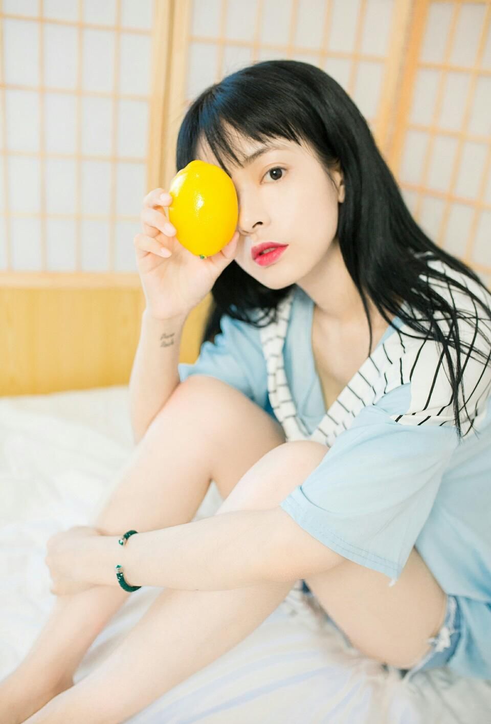 性感热裤美女白皙美腿私房诱惑写真