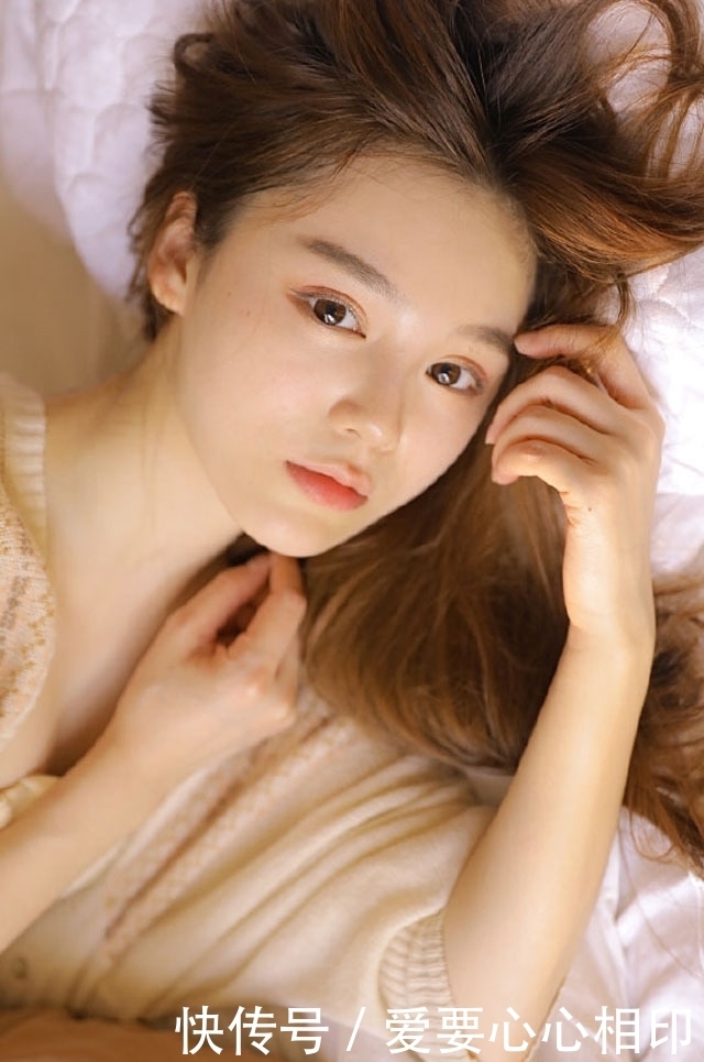  #牛仔裤#紧身牛仔裤美女吊带香肩嘟嘴卖萌图片