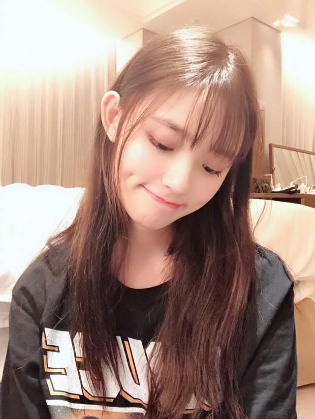 林允脸上有肉了吗?哪有哪有，看起来还是那么骨感美!