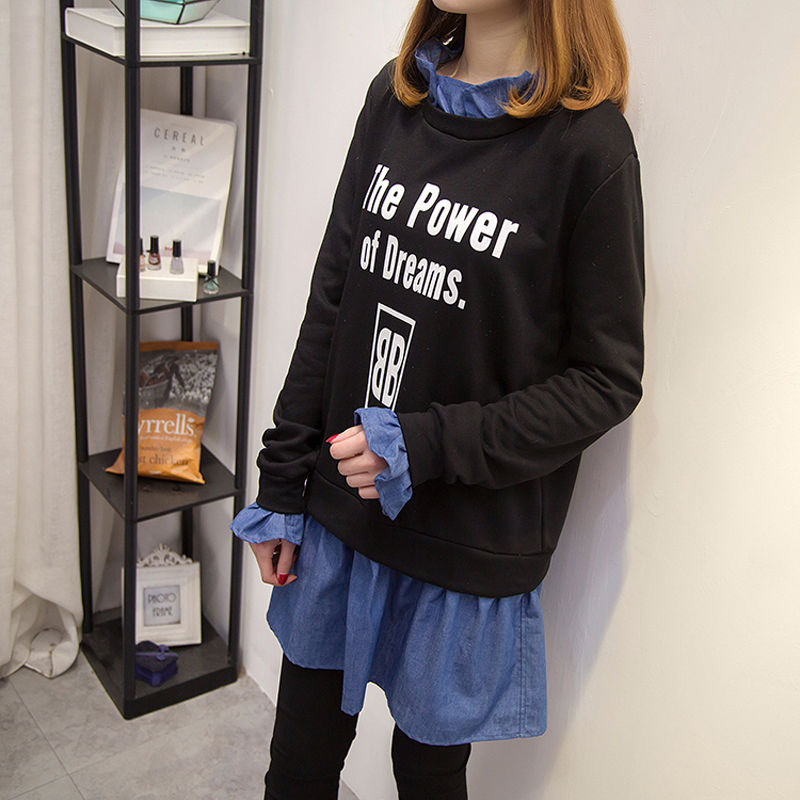 女人过了40要打扮的嫩一点，穿这卫衣裙+平底鞋，时髦小清新范