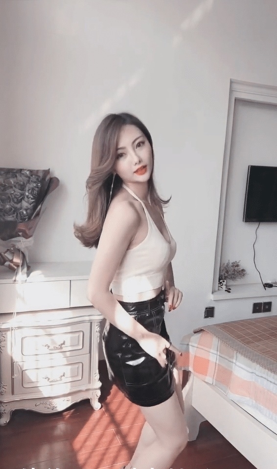 【女王】高挑美女穿黑色皮裙,配上高跟凉鞋,秀出女王的风格