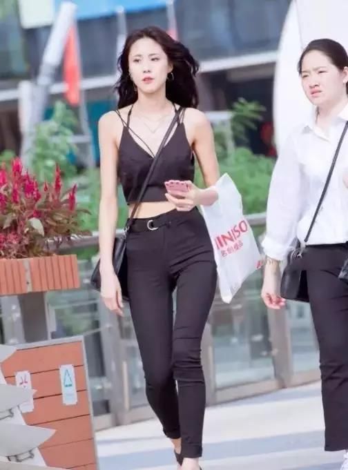 街拍：长得特别靓丽，高挑长腿翘臀的黑色紧身裤美女