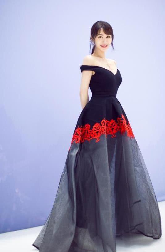 李菲儿真会玩, 竟在短靴上剪个小口透气, 却非常好看!