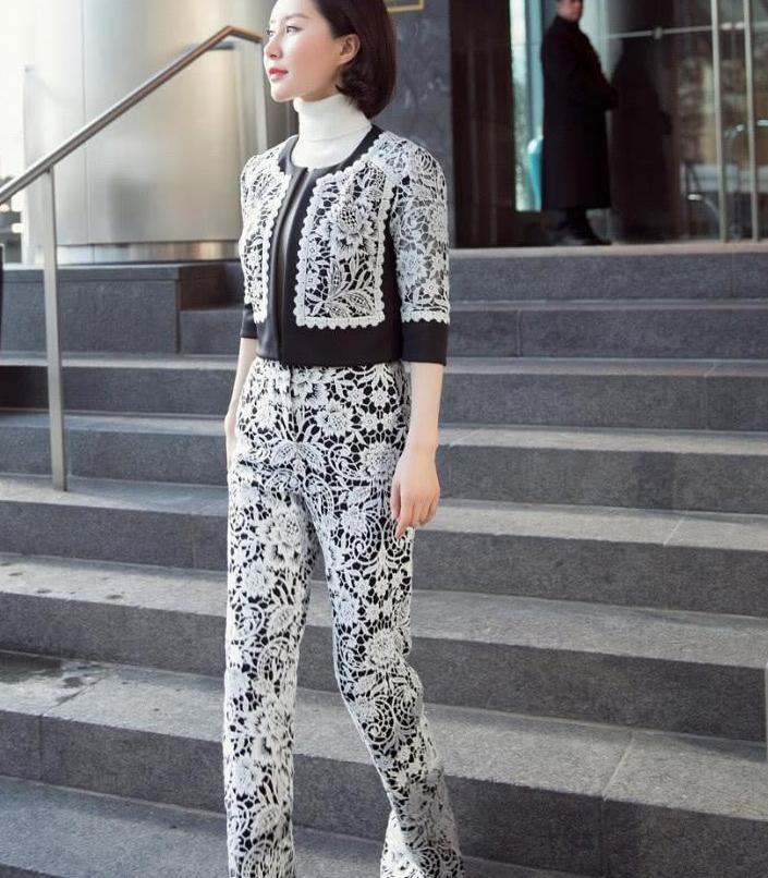 舒畅直接把打底裤穿在外面, 鞋子再长都还是遮不住, 土得像阿姨!