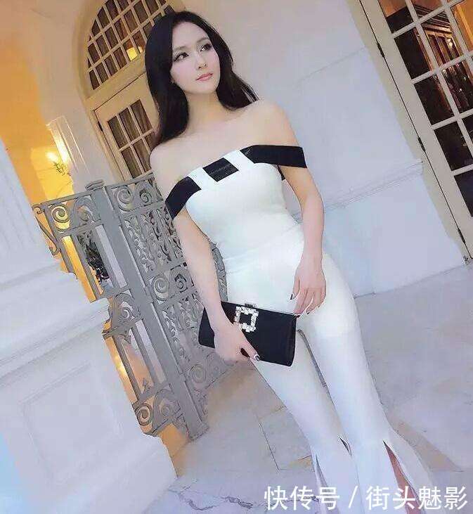 街拍：略施粉黛的小姐姐，穿个小吊带，风吹一下小肚肚出来了?