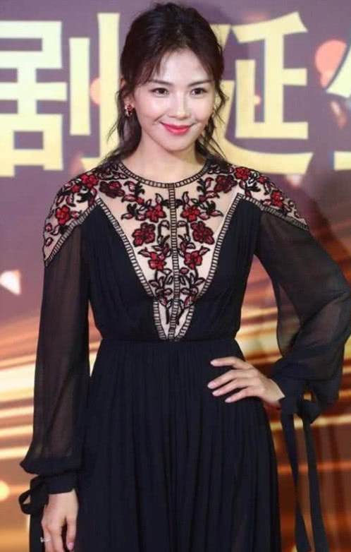 刘涛真的发福了？一袭长裙尽显大妈气质，这腿比蒋欣的腿还粗！