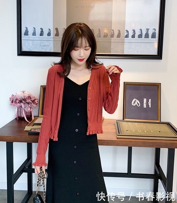  「红色」2020打底吊带裙不会搭怎么办？加一件红色针织小衫，更时尚不挑人