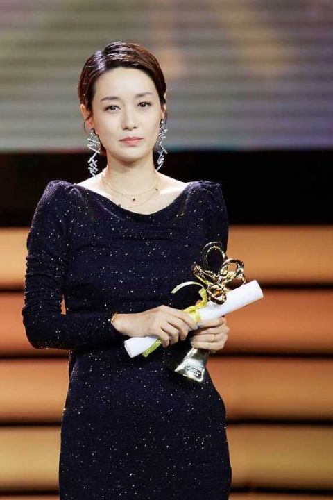 马伊：带一家人出游 俩女儿乖巧可爱，马伊琍打扮休闲现身机场