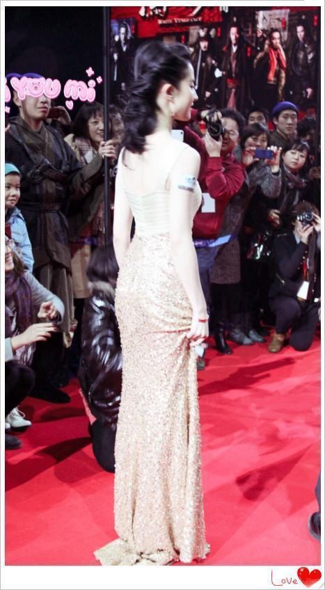 本以为迪丽热巴的金色吊带裙足以惊艳全世界，直到看见了刘亦菲