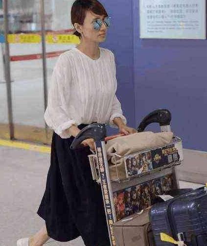 袁泉简约范儿现身机场，瘦成“纸片人”, 网友: 发型比唐晶美