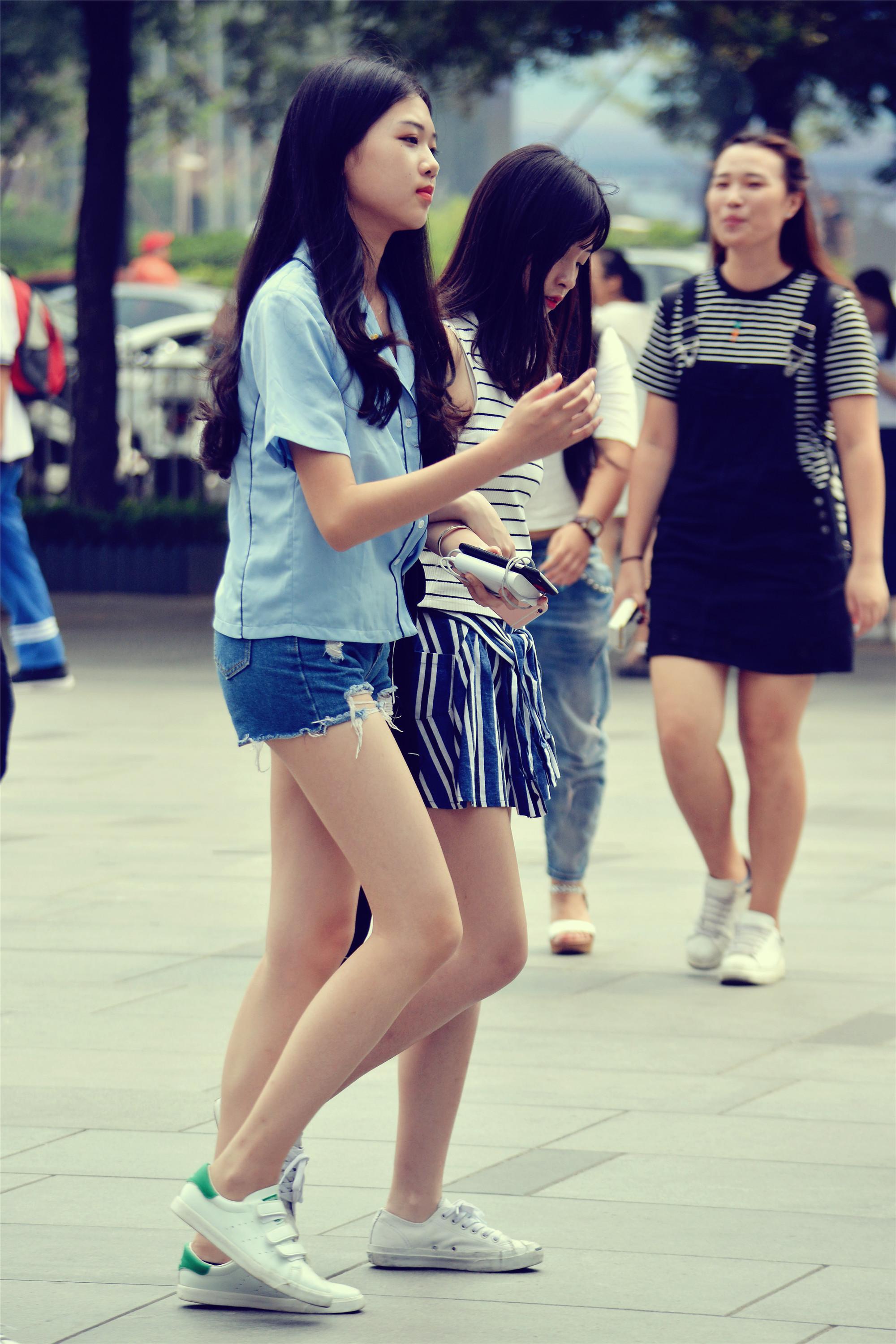 路人街拍：小姐姐不仅人长得甜美，腿还特别的长