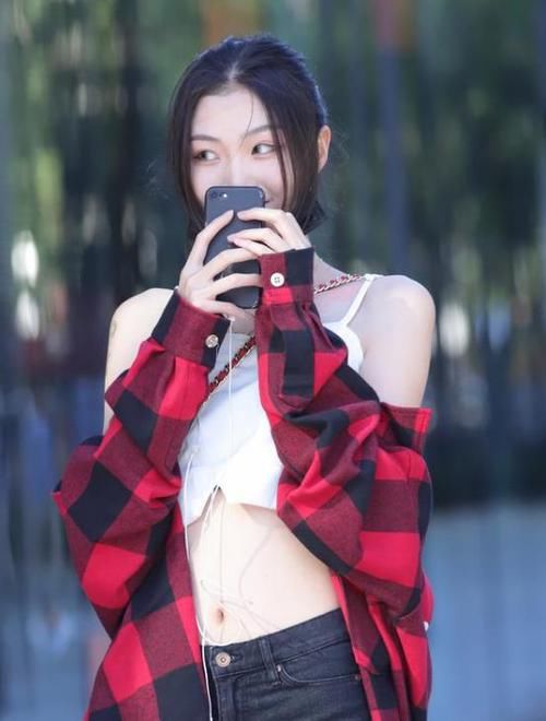  【美女】街拍：皮肤白皙的美女，一件蓝色衬衫配白色背带裙，时尚优雅气质