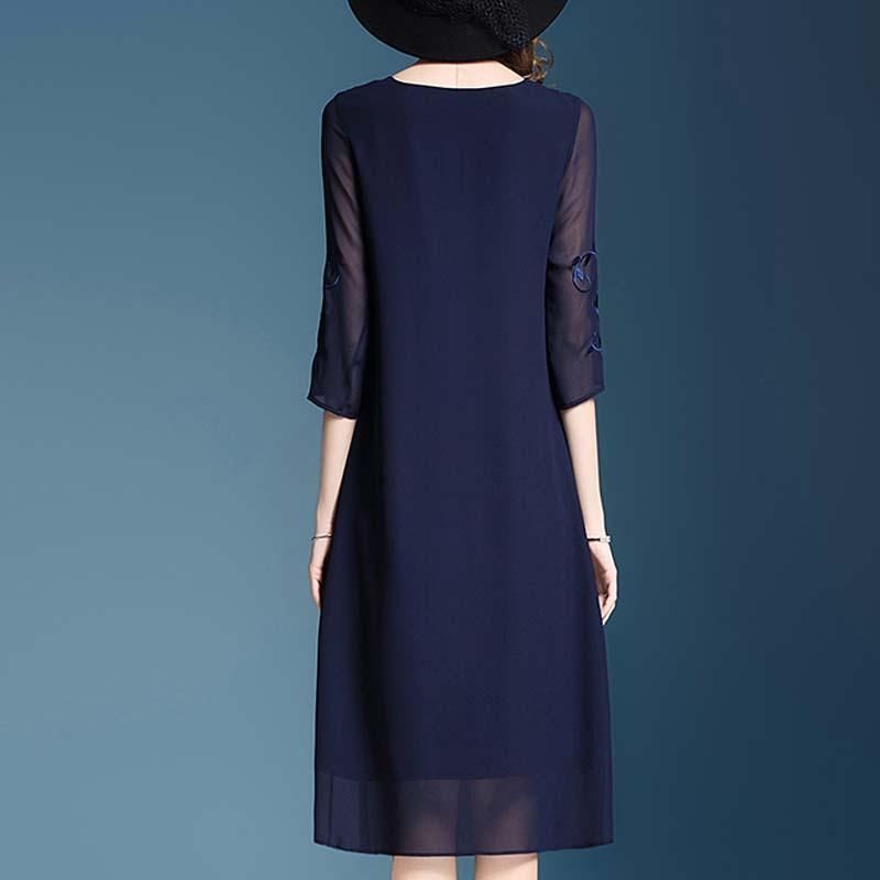 若你过了45岁，推荐你穿这，洋气小衫+黑裤子，时髦显嫩还显白