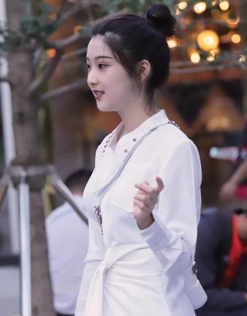  『气质』潮范儿女神来了，街拍：杏眼明仁的美女，一件白色上衣配红色短裙，时尚达人气质范