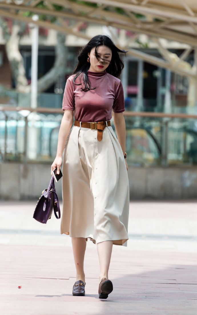 街拍：小姐姐阔腿裤出街拉风，好穿好看还很有味!